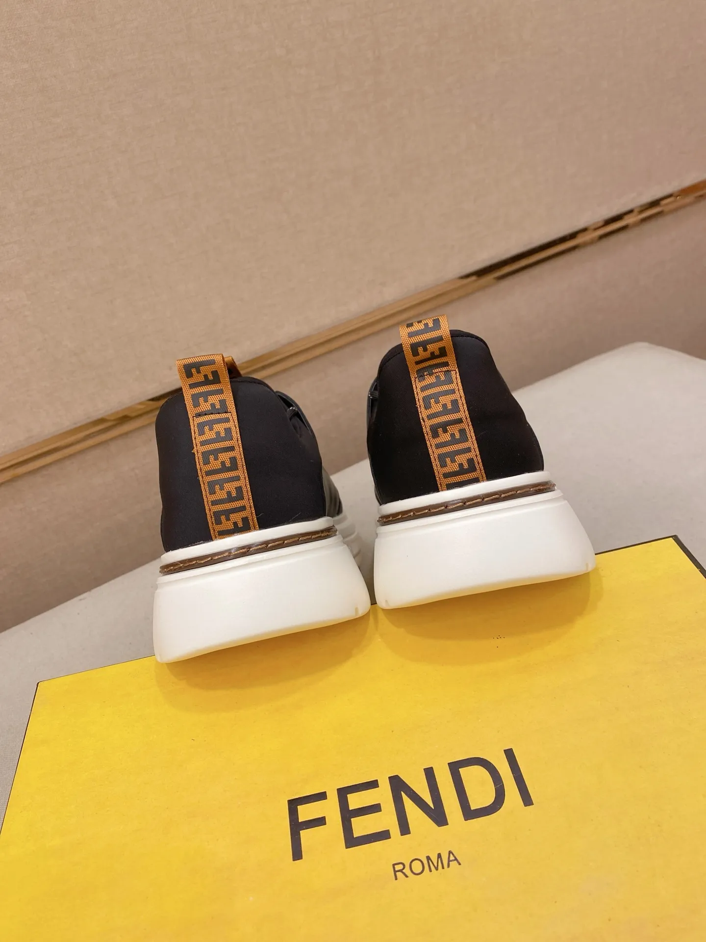 Men's shoes 💰 420💰 (fendi) New style 👊🏻 upper 🇮🇹 imported cowhide fabric 🇩🇪 lining imported sheepskin lining. The original outsole is molded to highlight the identity of every man, and the upper foot is elegant and stable🚶🏻🚶🏻The high-end custom counters reproduce the original version📯No matter the wind or rain, the shoe last remains unchanged and can withstand the verification of time🔍️,🔵 Size: 38-44